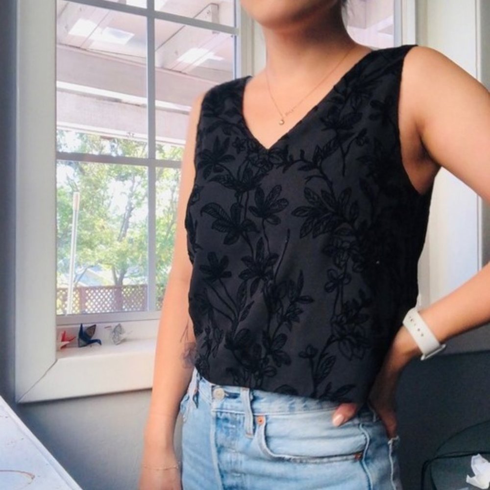 Babaton V Neck Cropped Blouse Tank Flocked Floral Black Size Small Aritzia